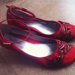 red small heels is being swapped online for free