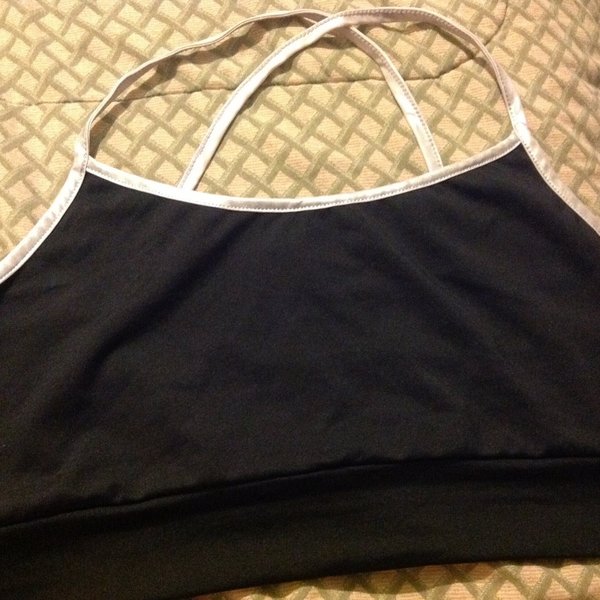 New without tags black workout/sports bra is being swapped online for free
