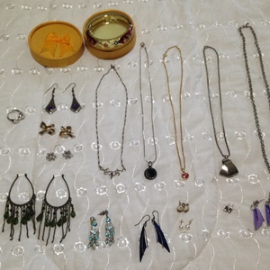 HUGE lot of jewelry!!! (not just the first photo -> more in the other photos...!) is being swapped online for free