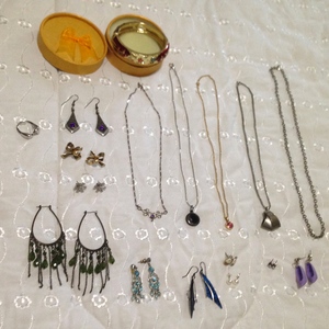 HUGE lot of jewelry!!! (not just the first photo -> more in the other photos...!) is being swapped online for free