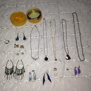 HUGE lot of jewelry!!! (not just the first photo -> more in the other photos...!) is being swapped online for free
