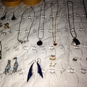 HUGE lot of jewelry!!! (not just the first photo -> more in the other photos...!) is being swapped online for free