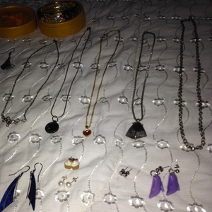 HUGE lot of jewelry!!! (not just the first photo -> more in the other photos...!) is being swapped online for free