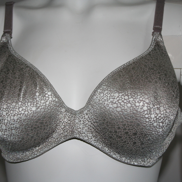 Lot of 2 Barely There Bras 38C is being swapped online for free