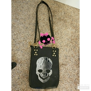 Skull  purse is being swapped online for free