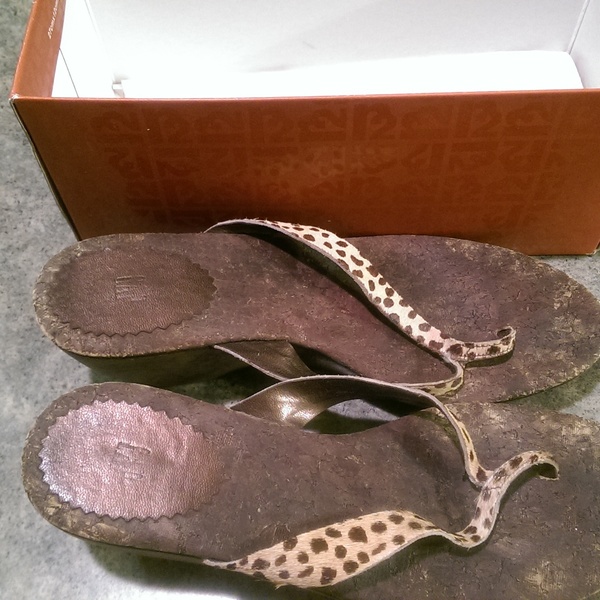 GAP leopard print flip flops is being swapped online for free
