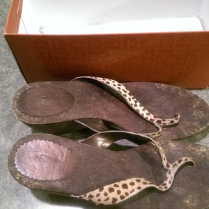 GAP leopard print flip flops is being swapped online for free