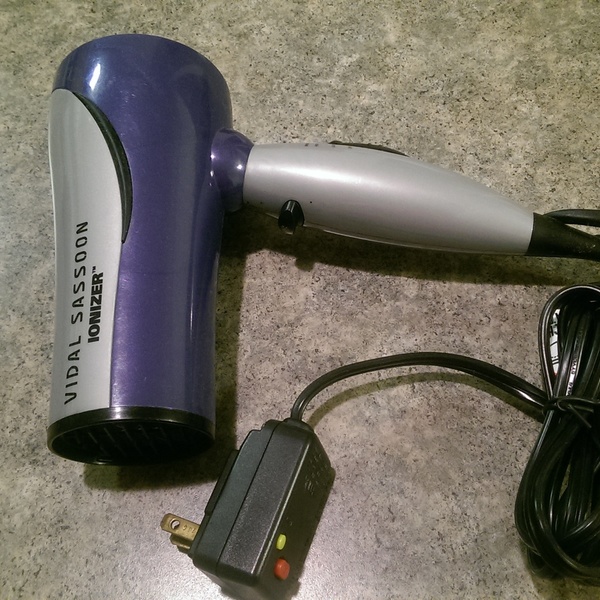 Vidal Sassoon ionizer hair dryer is being swapped online for free