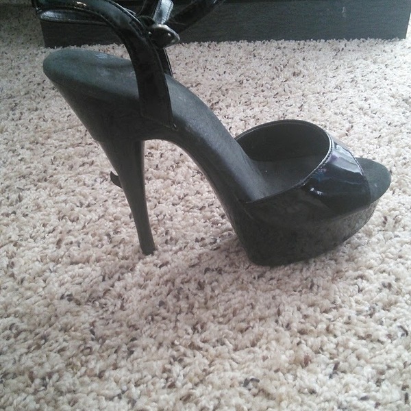Open toe black stiletto heels is being swapped online for free