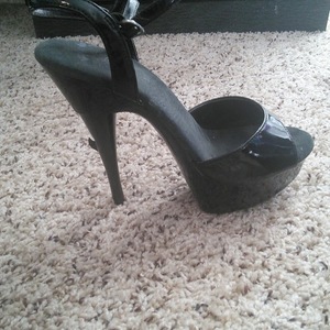 Open toe black stiletto heels is being swapped online for free