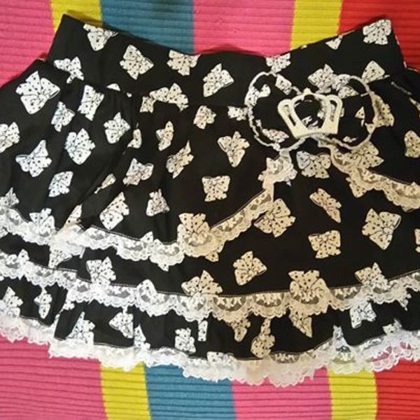 Black & White Bow Ruffled Lolita Skirt is being swapped online for free
