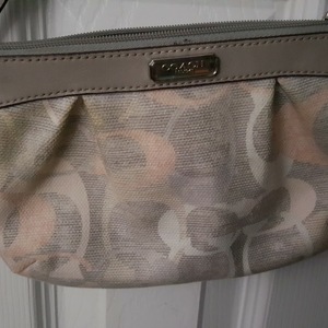 Coach Wristlet is being swapped online for free