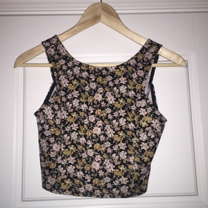 Floral crop top tank is being swapped online for free