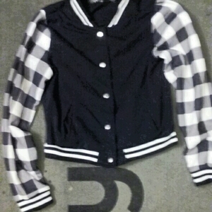 cutest checkered jacket for fall/winter is being swapped online for free
