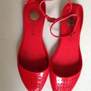 Red melissa flats is being swapped online for free