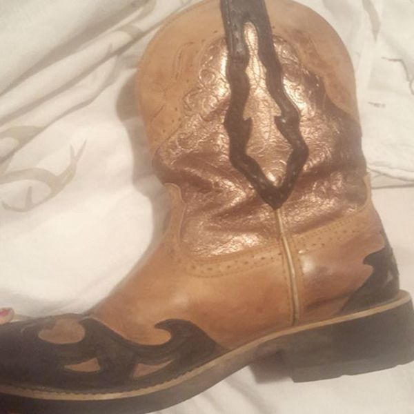 Beautiful Ariat Cowgirl Boots is being swapped online for free