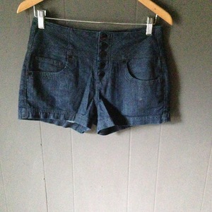 Button up shorts is being swapped online for free