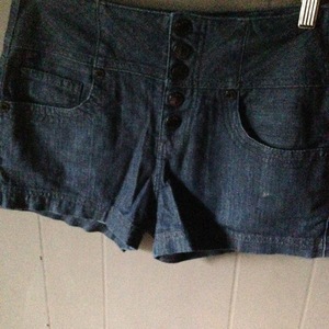 Button up shorts is being swapped online for free