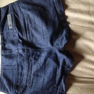 Button up shorts is being swapped online for free