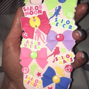 ★Sailor Moon iPhone 5C case★ is being swapped online for free