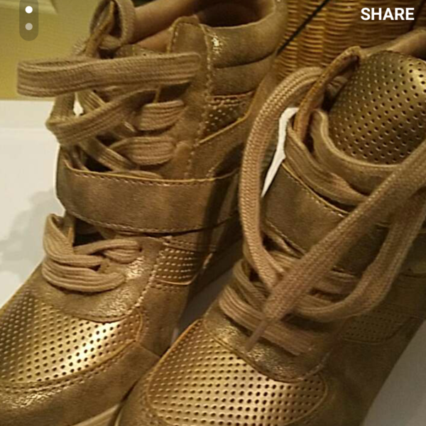 Size 6 wedged shoes  is being swapped online for free