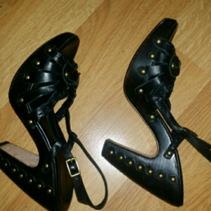 BCBG Maxazria heels Sz 6 is being swapped online for free