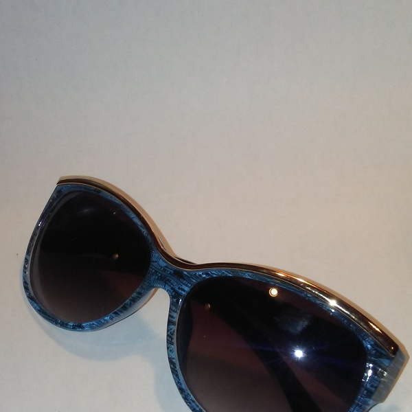 SUNGLASSES!!!!!! is being swapped online for free