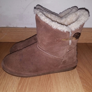 Bearpaw 'Rosie' Boots Sz 9 is being swapped online for free