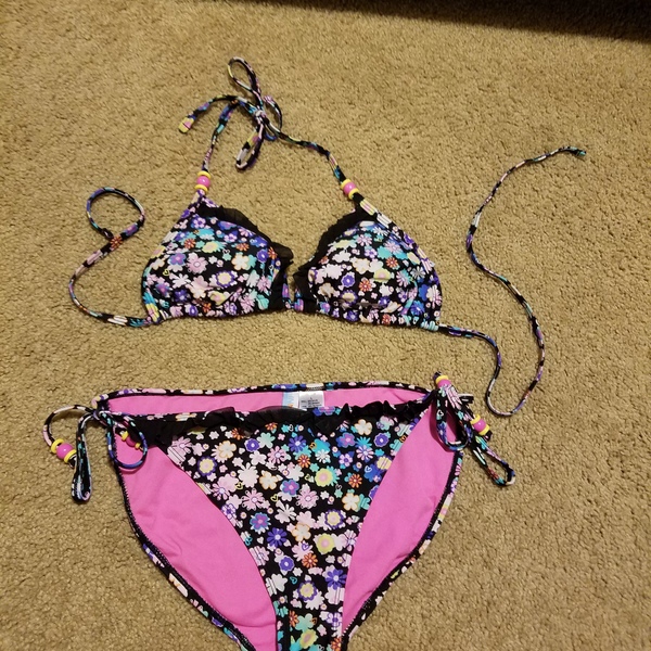 Beautiful 2 piece bikini is being swapped online for free