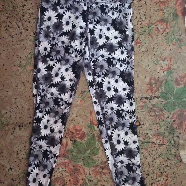Flower print athletic leggings is being swapped online for free