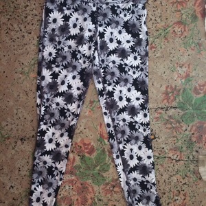 Flower print athletic leggings is being swapped online for free