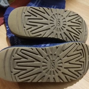 Knit Uggs Sz 4 (fit like 7) is being swapped online for free