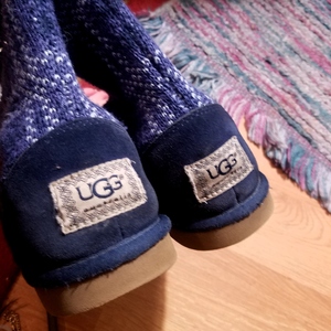 Knit Uggs Sz 4 (fit like 7) is being swapped online for free