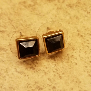 Black Stone earrings is being swapped online for free