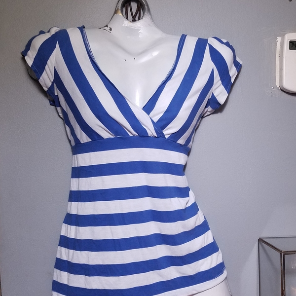 Express  Deep V Neck Shirt Sz M  is being swapped online for free