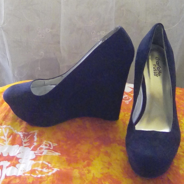 Black wedges  is being swapped online for free