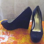 Black wedges  is being swapped online for free