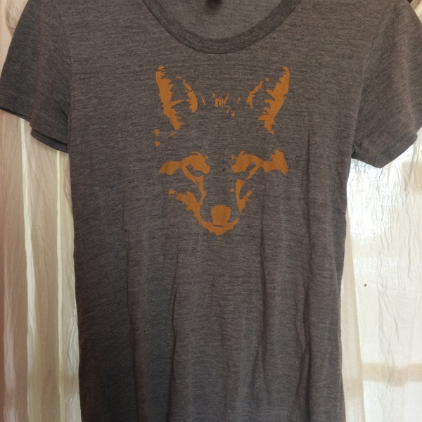Gray tee with fox design  is being swapped online for free
