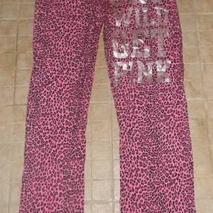 PINK ! Victoria's Secret pajama bottoms is being swapped online for free