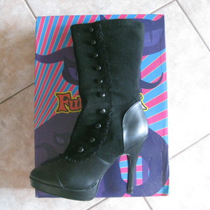 Cosplay Steampunk Black Boots is being swapped online for free