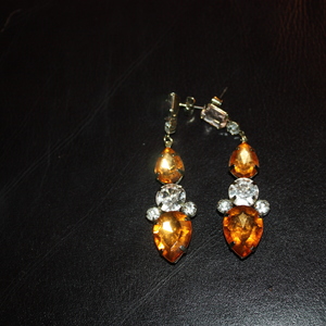 Amber gem earrings is being swapped online for free