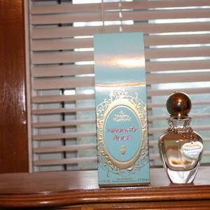 Vivianne Westward perfume 30ml / 1.7oz new with box is being swapped online for free