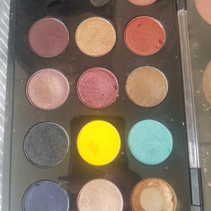 Mac eyeshadows and blushes  is being swapped online for free