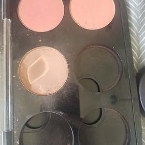 Mac eyeshadows and blushes  is being swapped online for free