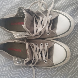 Gray converse chucks  is being swapped online for free