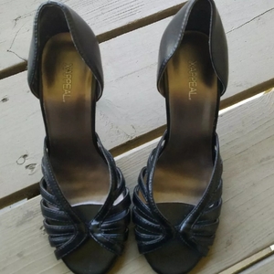 Cute black heels is being swapped online for free