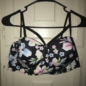 Tropical print bikini top is being swapped online for free