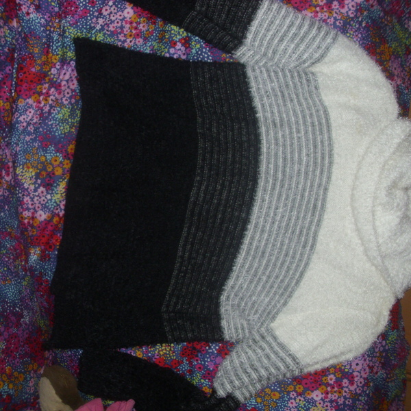 Macy's sweater ladies size large lg is being swapped online for free