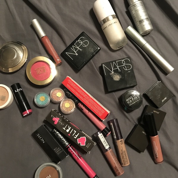 High end makeup bundle  is being swapped online for free