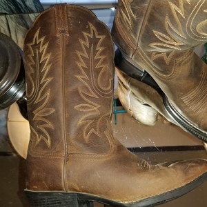 Ariat cowgirl boots in size 7.5 (Style #15725) is being swapped online for free
